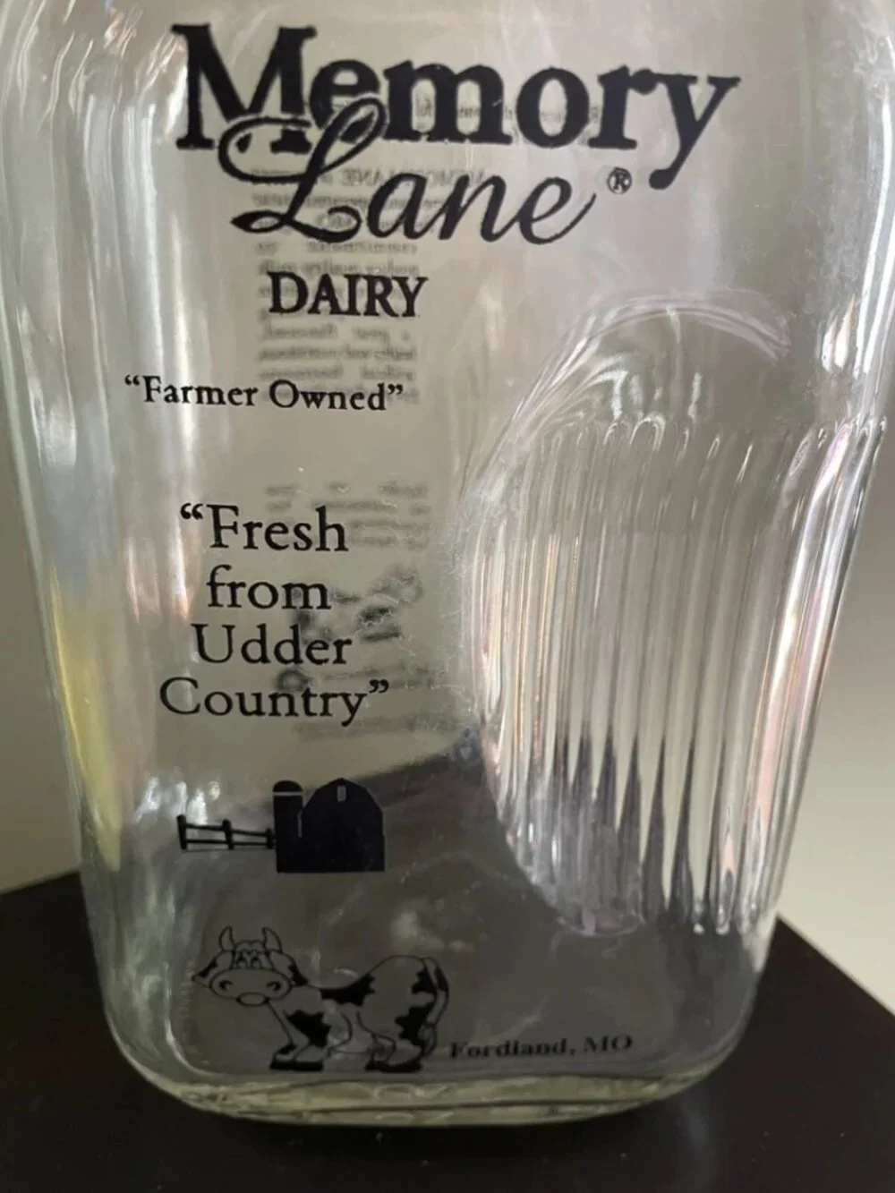 MEMORY LANE DAIRY FORDLAND MO. 64 oz. MOCHA GLASS MILK BOTTLE GOLD LID